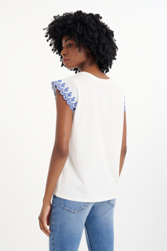 Stylowy biały top z dekoracyjnym haftem na rękawach Stylowy biały top z dekoracyjnym haftem na rękawach