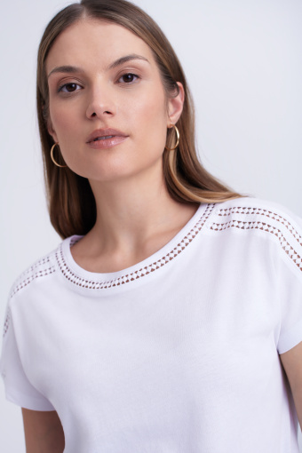 Biały top z ażurową lamówką