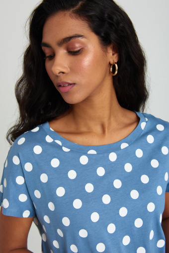 Błękitny top w groszki, krótki rękaw