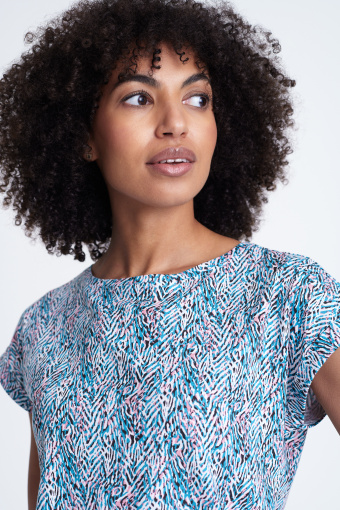 Basicowy top z kolorowym printem