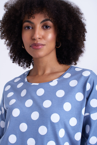 Oversize'owy, błękitny top w grochy