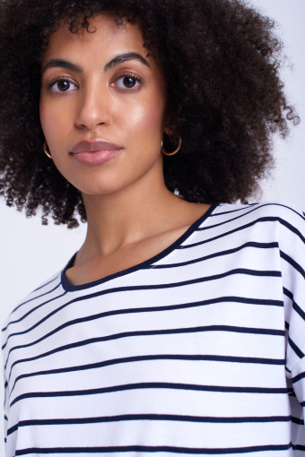 Basicowy top  w granatowe paski