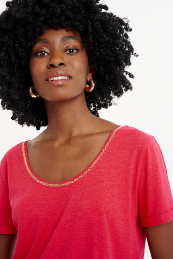 Malinowy top z błyszczącą lamówką Malinowy top z błyszczącą lamówką