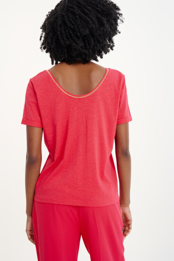 Malinowy top z błyszczącą lamówką Malinowy top z błyszczącą lamówką