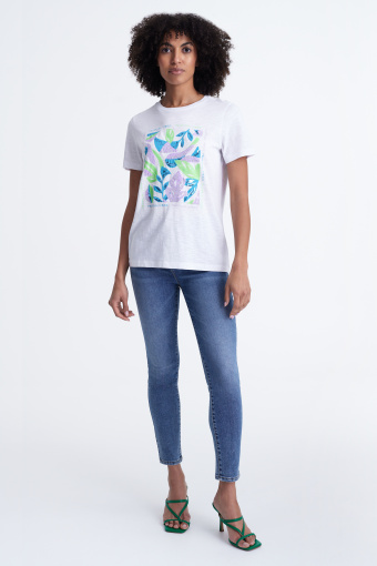 Biały top z kolorową, roślinną grafiką