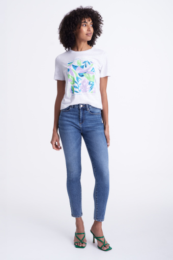 Biały top z kolorową, roślinną grafiką