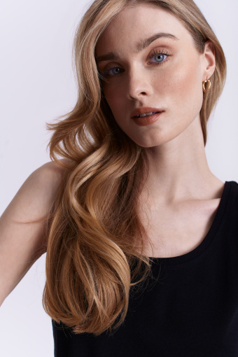 Czarny, basicowy top na ramiączkach