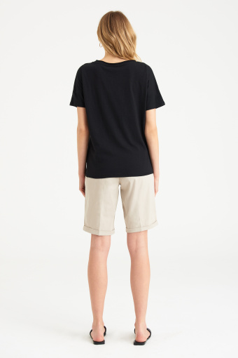 Uniwersalny, czarny top o luźnym fasonie