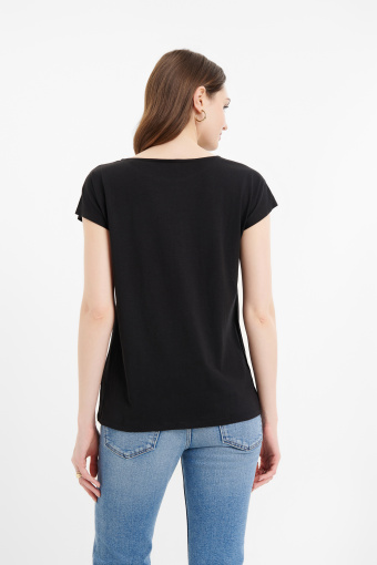 Czarny top z błyszczącą grafiką