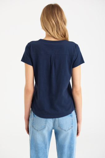 Top z dekoracyjną aplikacją przy dekolcie, granat