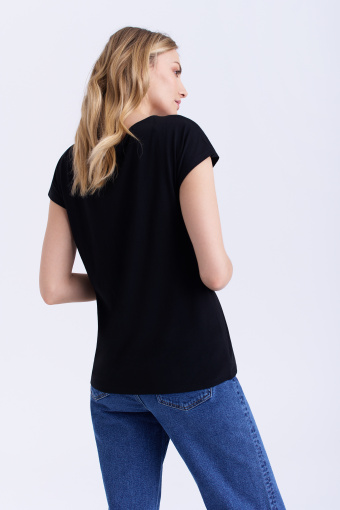 Czarna koszulka z motywem serca