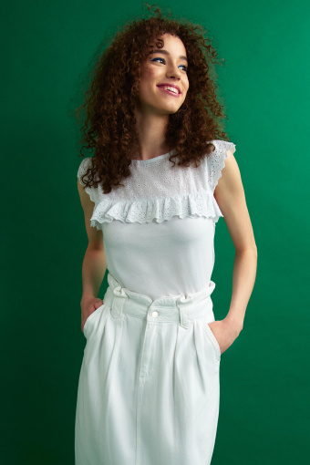 Bawełniany top z ozdobną falbanką, biały