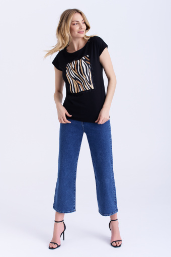 Top w kolorze czarnym z dekoracyjnym nadrukiem Top w kolorze czarnym z dekoracyjnym nadrukiem