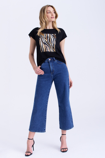 Top w kolorze czarnym z dekoracyjnym nadrukiem Top w kolorze czarnym z dekoracyjnym nadrukiem