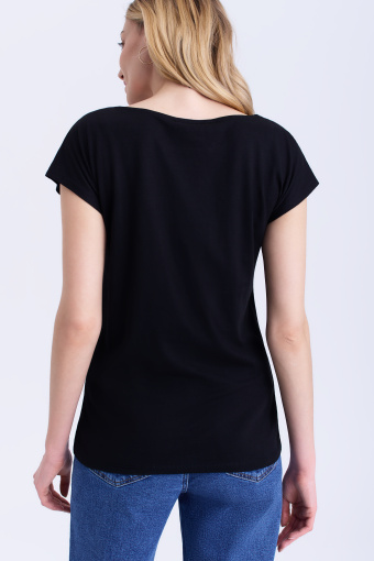 Top w kolorze czarnym z dekoracyjnym nadrukiem Top w kolorze czarnym z dekoracyjnym nadrukiem
