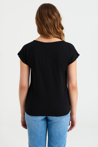 Czarny top z ozdobną, koronkową aplikacją na ramionach