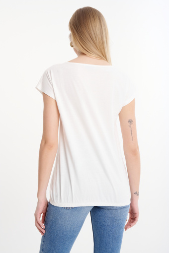 Prosty top z nadrukiem z niebieską muszlą