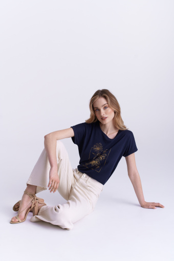 Uniwersalny, granatowy top z kwiatową grafiką