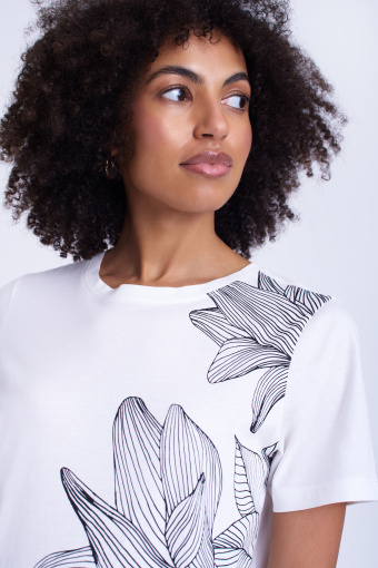 Biały top z kwiatową grafiką