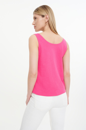 Intensywnie różowy top na ramiączkach