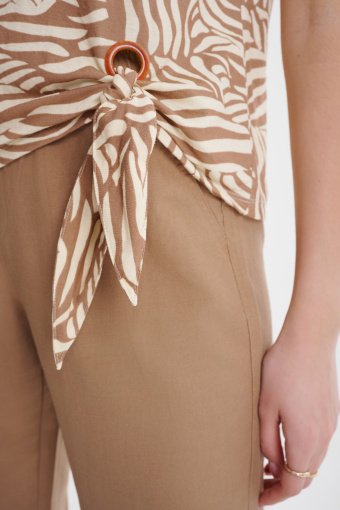 Stylowy top ze zwierzęcym printem wiązany u dołu