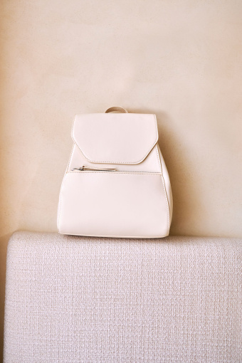 Kremowy plecak z kieszenią na zamek Kremowy plecak z kieszenią na zamek