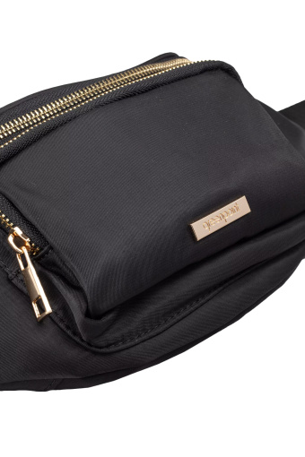 Czarna torebka typu nerka