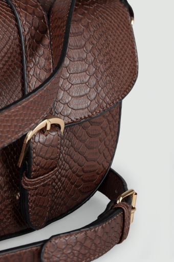 Torebka z dekoracyjną klapą