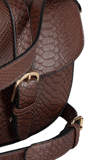 Torebka z dekoracyjną klapą