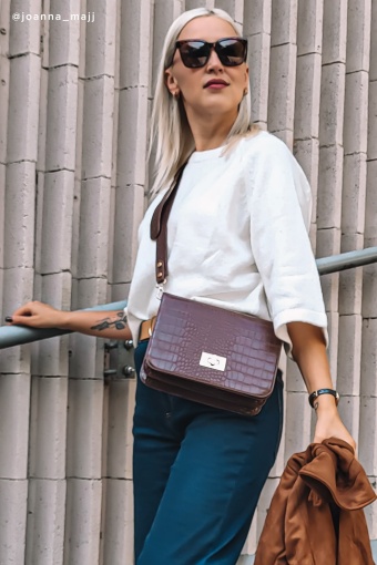 Torebka prostokątna w wężową strukturę z ozdobnym zapięciem