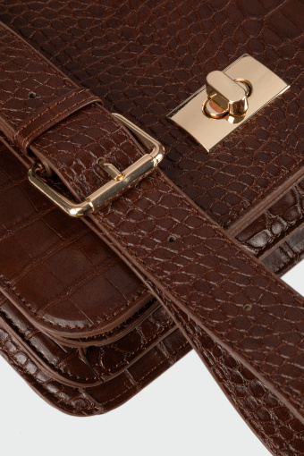 Torebka prostokątna w wężową strukturę z ozdobnym zapięciem