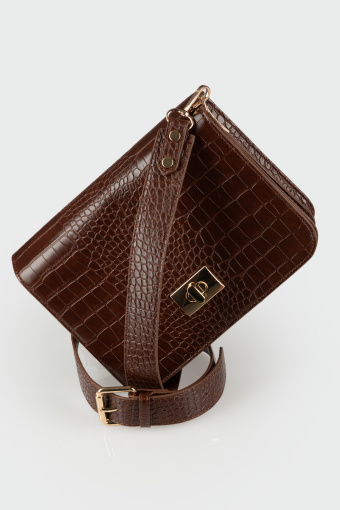 Torebka prostokątna w wężową strukturę z ozdobnym zapięciem