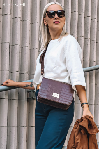 Torebka prostokątna w wężową strukturę z ozdobnym zapięciem