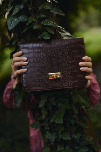 Torebka prostokątna w wężową strukturę z ozdobnym zapięciem