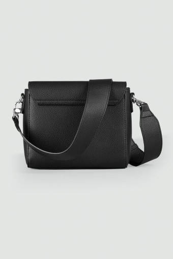 Torebka w czarnym kolorze, na szerokim pasku