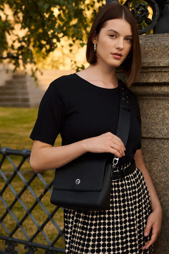 Torebka w czarnym kolorze, na szerokim pasku