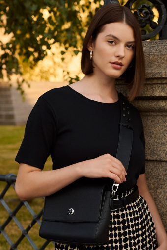 Torebka w czarnym kolorze, na szerokim pasku