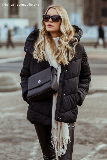 Torebka w czarnym kolorze, na szerokim pasku