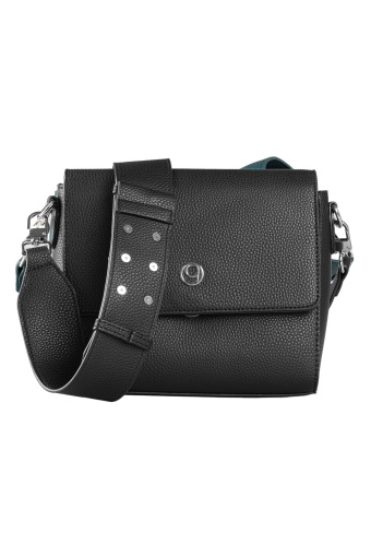 Torebka w czarnym kolorze, na szerokim pasku