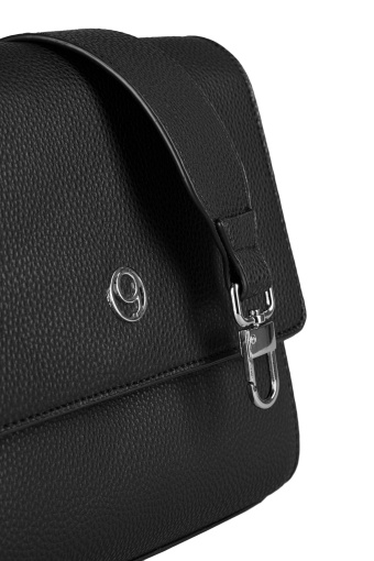 Torebka w czarnym kolorze, na szerokim pasku