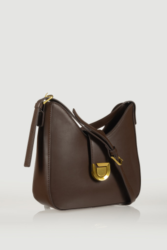 Torebka typu listonoszka ze złotym zapięciem  Torebka typu listonoszka ze złotym zapięciem