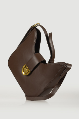 Torebka typu listonoszka ze złotym zapięciem  Torebka typu listonoszka ze złotym zapięciem