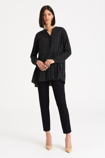 Czarna tunika koszulowa z falbanami, nadruk w kropki