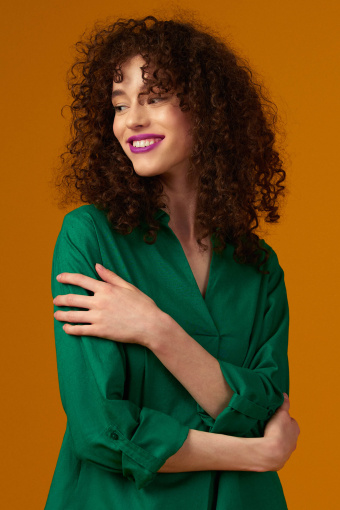 Luźna, zielona tunika z koszulowym kołnierzykiem