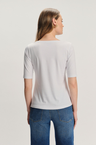 Uniwersalny biały top o dopasowanym fasonie