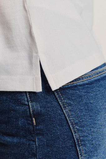 Uniwersalny biały top o dopasowanym fasonie