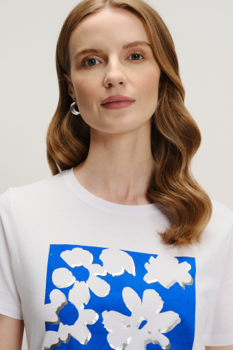 Uniwersalny biały top z niebieską grafiką