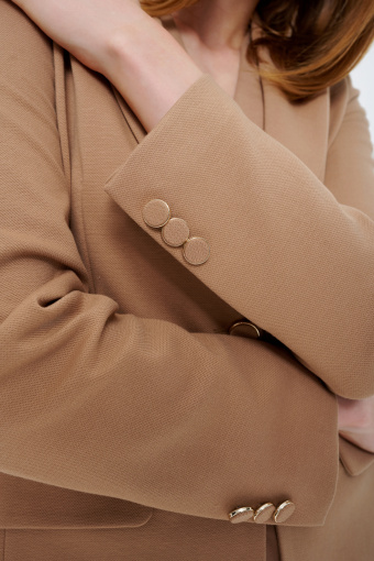 Klasyczny jasnobeżowy żakiet