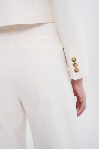 Biały krótki zakiet