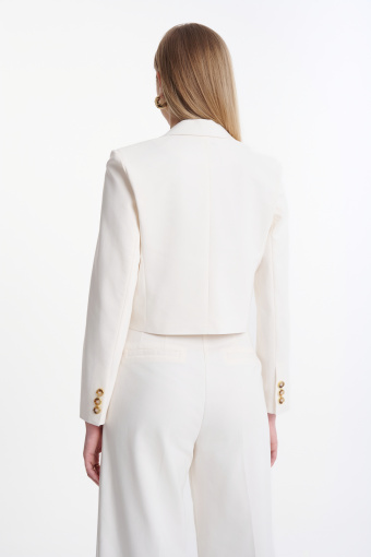 Biały krótki zakiet